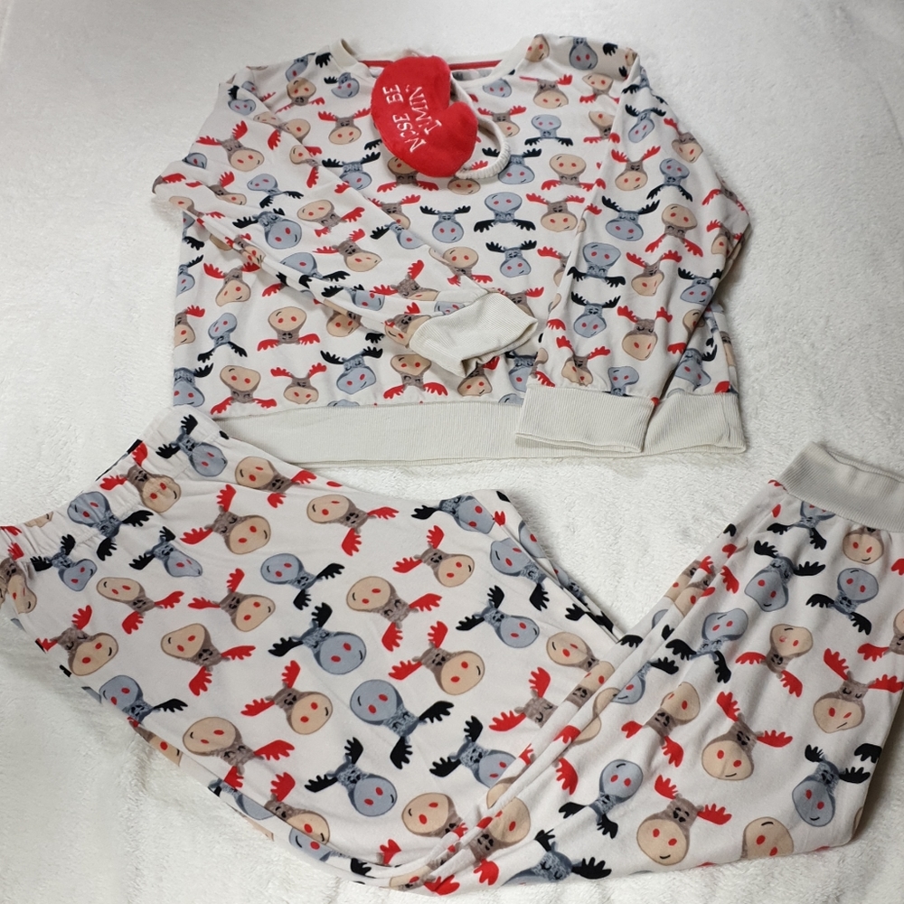 Holiday time  pajamas 2 pieces L